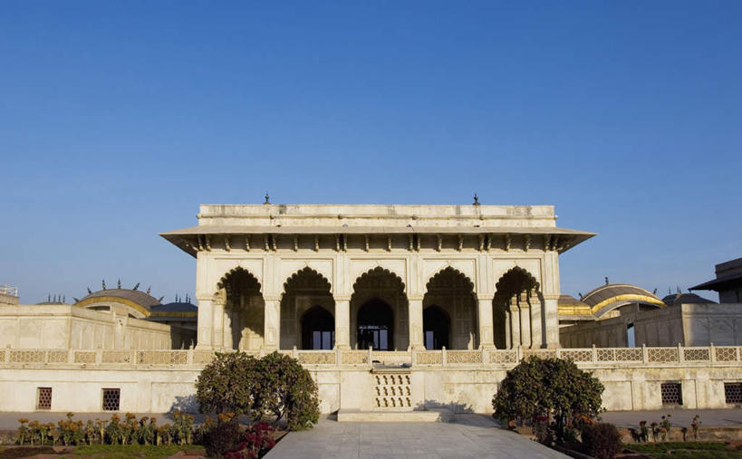 无人,宫殿,横图,室外,白天,仰视,旅游,度假,名胜古迹,植物,门,标志建筑,地标,建筑,印度,亚洲,阴影,遗迹,光线,影子,拱门,古迹,文物,娱乐,建设,古建筑,树,树木,蓝色,绿色,蓝天,天空,阳光,自然,门框,天,享受,休闲,旅游胜地,放松,生长,晴朗,成长,古堡,南亚,古文明,万里无云,印度共和国,北方邦,阿格拉堡,阿格拉红堡,红堡,晴空,晴空万里,彩图,低角度拍摄