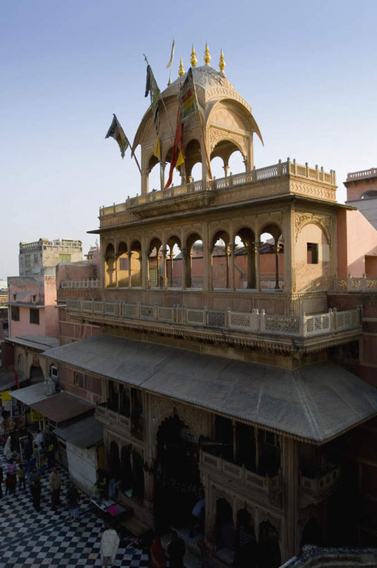 站,竖图,俯视,室外,白天,旅游,度假,名胜古迹,标志建筑,地标,建筑,印度,亚洲,阴影,服装,遗迹,光线,影子,拱门,许多人,注视,休闲装,古迹,文物,娱乐,建设,古建筑,衣服,蓝色,蓝天,天空,阳光,天,观察,看,站着,一群人,享受,休闲,休闲服,旅游胜地,放松,服饰,晴朗,观看,察看,关注,南亚,古文明,万里无云,首府,印度共和国,比哈尔邦,巴特那,男人,男性,年轻男性,年轻女性,女人,女性,亚洲人,印度人,晴空,晴空万里,站立,彩图,高角度拍摄,全身