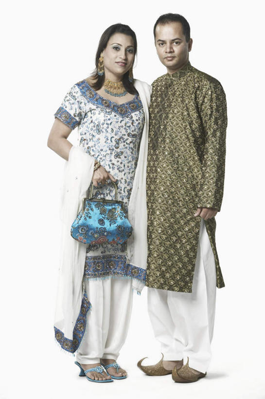 两个人,夫妻,站,竖图,室内,白天,白色背景,正面,民族服装,爱情,项链,亚洲,戴,包,皮包,浪漫,拿,拿着,注视,装饰品,耳环,饰品,手链,首饰,观察,看,站着,恩爱,恋人,摄影,服饰,影棚,观看,飘逸,单肩包,察看,庄重,关注,追求,纱丽,雅致,耳饰,纱丽服,清婉,妍丽,男人,男性,年轻男性,年轻女性,女人,女性,亚洲人,印度人,情侣,站立,彩图,全身,影棚拍摄,传统服装,民俗服,拍摄,伴侣,奢华