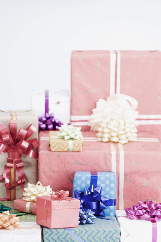 无人,竖图,俯视,室内,特写,白天,静物,礼盒,礼物,一堆,许多,堆叠,堆积,朦胧,模糊,装饰,包装,纸盒,缎带,盒子,包装盒,礼品盒,礼品,堆,彩图,高角度拍摄