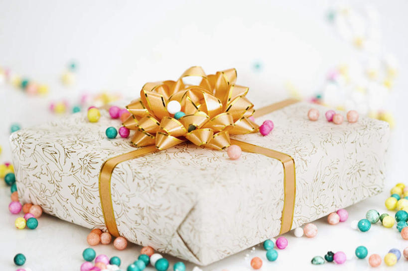 无人,横图,俯视,彩色,室内,特写,白天,静物,礼盒,礼物,朦胧,模糊,装饰,包装,纸盒,缎带,纸屑,盒子,一个,包装盒,礼品盒,礼品,单个,五颜六色,华丽,修饰,碎纸,点缀,五彩缤纷,碎纸条,衬托,美观,雅致,雅观,绚烂,五彩纸屑,彩图,高角度拍摄