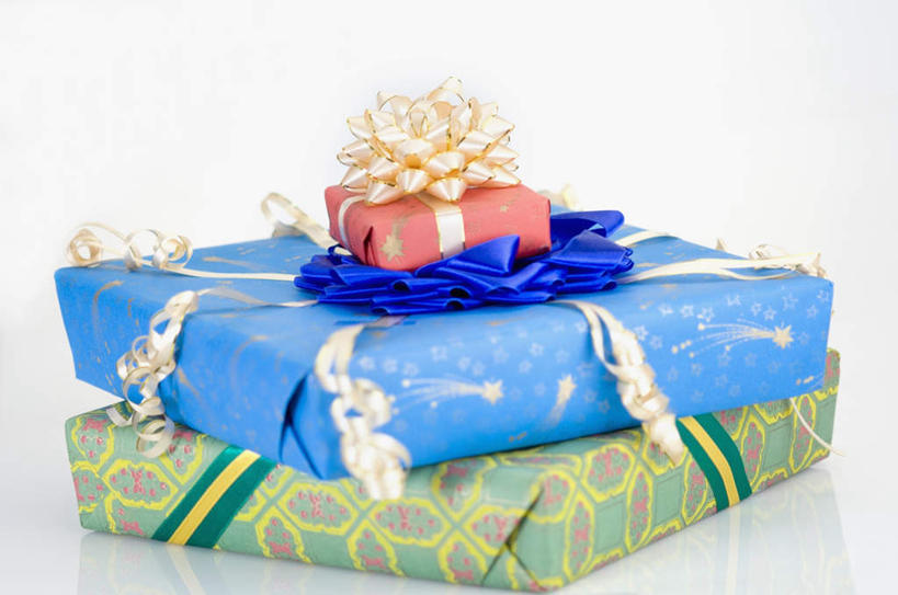 无人,横图,俯视,室内,特写,白天,静物,礼盒,礼物,一堆,堆叠,堆积,朦胧,模糊,装饰,包装,纸盒,缎带,盒子,三个,包装盒,礼品盒,礼品,堆,彩图,高角度拍摄