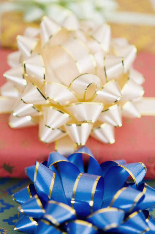 无人,竖图,俯视,室内,特写,白天,静物,礼盒,礼物,朦胧,模糊,装饰,包装,纸盒,缎带,盒子,两个,包装盒,礼品盒,礼品,彩图,高角度拍摄