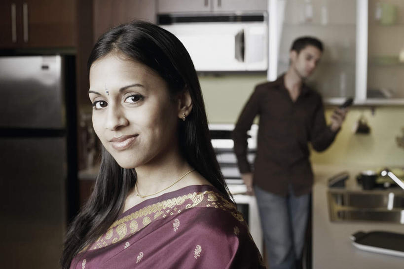 两个人,站,笑,打电话,微笑,横图,室内,白天,正面,民族服装,爱情,厨房,厨具,电话,手机,亚洲,握,服装,朦胧,模糊,冰箱,浪漫,拿,拿着,注视,休闲装,通讯设备,衣服,观察,看,站着,休闲,温暖,温馨,休闲服,恩爱,握着,恋人,服饰,观看,飘逸,碗柜,和睦,察看,电冰箱,家电,家用电器,庄重,关注,追求,纱丽,雅致,纱丽服,清婉,妍丽,交流,男人,男性,年轻男性,年轻女性,女人,女性,亚洲人,印度人,情侣,储藏用具,进餐用具,烹调用具,洗涤用具,沟通,通话,站立,半身,彩图,传统服装,民俗服,灶间,伴侣,融洽,奢华,调理用具