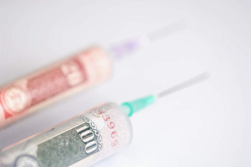 无人,横图,俯视,室内,特写,白天,白色背景,钱,静物,朦胧,模糊,钱币,两个,针管,针筒,注射,钞票,金融,纸币,摄影,影棚,经济,医疗,医疗设备,卢比,注射器,流通,纸钞,贸易,货币,现金,彩图,高角度拍摄,影棚拍摄,拍摄