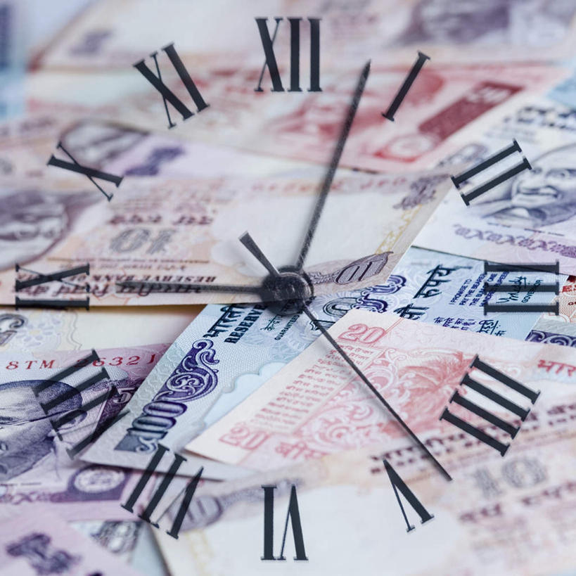 无人,横图,俯视,室内,特写,白天,钱,静物,朦胧,模糊,时间,钱币,时钟,表,时针,钞票,金融,纸币,摄影,影棚,经济,卢比,流通,纸钞,贸易,货币,现金,钟,彩图,高角度拍摄,影棚拍摄,拍摄