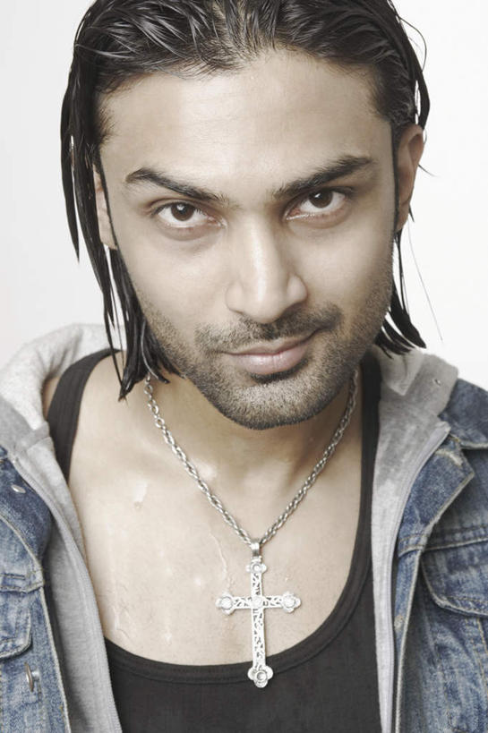 脸,头,脸颊,一个人,站,笑,微笑,露齿笑,竖图,室内,特写,白天,白色背景,正面,项链,亚洲,仅一个男性,仅一个人,戴,服装,注视,休闲装,肩膀,装饰品,仅一个年轻男性,衣服,饰品,首饰,观察,看,站着,休闲,休闲服,摄影,服饰,影棚,观看,察看,夹克,关注,茄克,男人,男性,年轻男性,亚洲人,印度人,头部,脸部,脸蛋,面部,站立,半身,彩图,影棚拍摄,拍摄