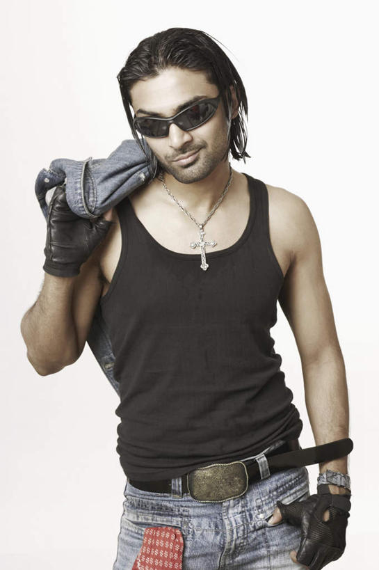 一个人,站,笑,微笑,露齿笑,竖图,室内,白天,白色背景,正面,项链,亚洲,仅一个男性,仅一个人,戴,服装,装饰,背心,墨镜,眼镜,注视,休闲装,装饰品,仅一个年轻男性,衣服,黑色,饰品,手套,首饰,太阳镜,太阳眼镜,观察,看,站着,休闲,温暖,休闲服,遮阳镜,摄影,服饰,影棚,观看,保暖,华丽,点缀,察看,夹克,御寒,关注,衬托,美观,雅致,雅观,茄克,男人,男性,年轻男性,亚洲人,印度人,站立,半身,彩图,影棚拍摄,拍摄