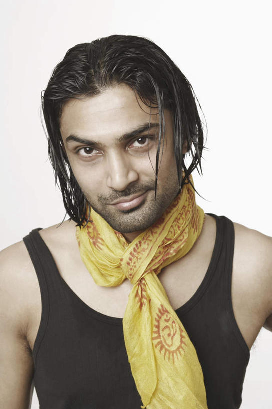 脸,头,脸颊,一个人,站,笑,微笑,露齿笑,竖图,室内,特写,白天,白色背景,正面,项链,亚洲,仅一个男性,仅一个人,戴,服装,装饰,背心,注视,休闲装,肩膀,装饰品,仅一个年轻男性,衣服,黄色,黑色,饰品,首饰,围巾,观察,看,站着,休闲,温暖,休闲服,摄影,服饰,影棚,围脖,观看,保暖,华丽,点缀,察看,夹克,御寒,关注,衬托,美观,雅致,雅观,茄克,男人,男性,年轻男性,亚洲人,印度人,头部,脸部,脸蛋,面部,站立,半身,彩图,影棚拍摄,拍摄