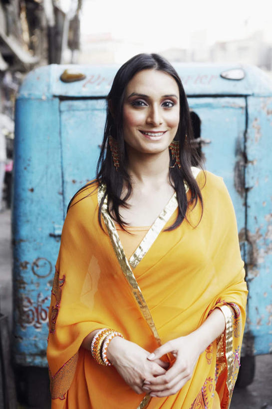 一个人,站,笑,双手交叉,微笑,露齿笑,竖图,室外,白天,正面,民族服装,汽车,亚洲,仅一个年轻女性,仅一个女性,仅一个人,一辆,朦胧,模糊,黄包车,注视,车,天空,交通工具,轿车,人力车,天,观察,看,站着,服饰,晴朗,观看,飘逸,察看,庄重,关注,载具,追求,纱丽,万里无云,雅致,纱丽服,清婉,妍丽,年轻女性,女人,女性,亚洲人,印度人,晴空,晴空万里,站立,半身,彩图,传统服装,民俗服,奢华