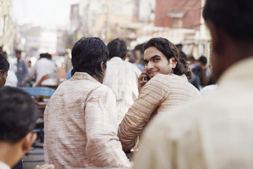 伙伴,朋友,家,坐,笑,微笑,横图,室外,白天,友谊,街道,亚洲,服装,朦胧,模糊,房屋,屋子,黄包车,许多人,扭头,注视,休闲装,楼房,住宅,背面,衣服,人力车,观察,看,转头,一群人,休闲,休闲服,搭,服饰,观看,察看,关注,友情,男人,男性,年轻男性,年轻女性,女人,女性,亚洲人,印度人,坐着,半身,彩图,房子