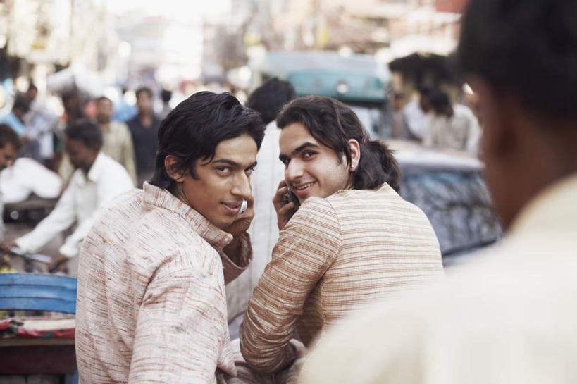 伙伴,朋友,家,坐,笑,微笑,横图,室外,白天,友谊,街道,亚洲,服装,朦胧,模糊,房屋,屋子,黄包车,许多人,扭头,注视,休闲装,楼房,住宅,背面,衣服,人力车,观察,看,转头,一群人,休闲,休闲服,搭,服饰,观看,察看,关注,友情,男人,男性,年轻男性,年轻女性,女人,女性,亚洲人,印度人,坐着,半身,彩图,房子