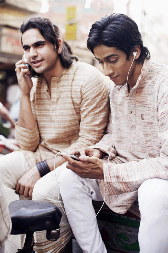 两个人,伙伴,朋友,家,坐,笑,打电话,微笑,露齿笑,竖图,室外,白天,正面,陶醉,快乐,友谊,电话,手机,亚洲,握,服装,朦胧,模糊,房屋,屋子,黄包车,音乐,拿,音乐播放器,拿着,注视,休闲装,通讯设备,楼房,住宅,衣服,人力车,低头,观察,看,享受,休闲,休闲服,握着,服饰,观看,察看,关注,MP3播放器,交流,友情,男人,男性,年轻男性,亚洲人,印度人,沟通,通话,坐着,半身,彩图,房子,播放器,沉醉