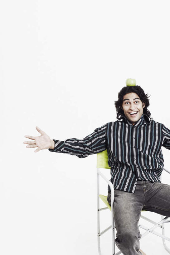 一个人,坐,伸展双臂,笑,微笑,露齿笑,竖图,室内,白天,白色背景,正面,苹果,水果,椅子,亚洲,仅一个男性,仅一个人,服装,新鲜,木椅,生食,食品,果实,顶,注视,休闲装,食物,仅一个年轻男性,衣服,青苹果,观察,看,休闲,休闲服,摄影,服饰,有机食品,绿色食品,影棚,观看,察看,关注,男人,男性,年轻男性,亚洲人,印度人,敞开双臂,伸开双臂,展开双肩,张开手臂,张开双臂,坐着,半身,彩图,影棚拍摄,拍摄