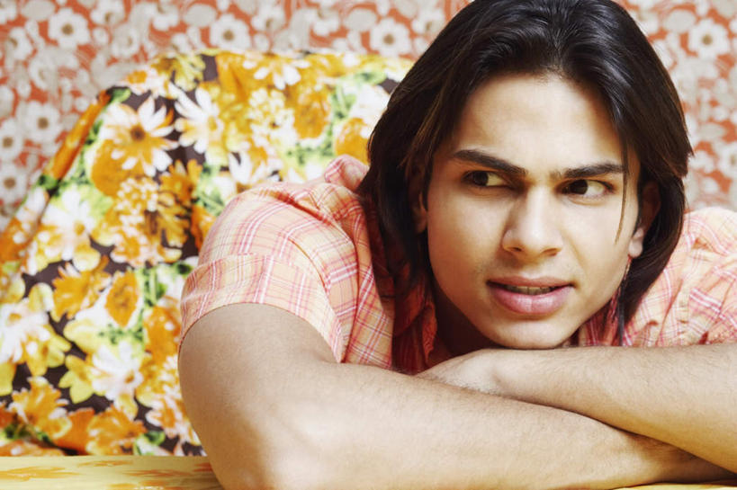 脸,头,脸颊,一个人,躺,笑,微笑,横图,室内,特写,白天,正面,壁纸,靠垫,亚洲,仅一个男性,仅一个人,服装,朦胧,模糊,装饰,靠枕,注视,休闲装,肩膀,仅一个年轻男性,衣服,垫子,枕头,观察,看,趴着,休闲,休闲服,服饰,观看,华丽,修饰,点缀,碎花,察看,关注,衬托,美观,雅致,雅观,卧着,男人,男性,年轻男性,亚洲人,印度人,头部,脸部,脸蛋,面部,墙纸,趴,躺着,卧,半身,彩图