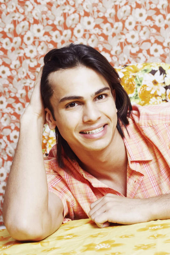 一个人,站,笑,微笑,露齿笑,竖图,室内,白天,正面,壁纸,亚洲,仅一个男性,仅一个人,撑,服装,装饰,注视,休闲装,仅一个年轻男性,衣服,观察,看,站着,休闲,休闲服,服饰,观看,华丽,修饰,点缀,碎花,察看,撑着,关注,衬托,美观,雅致,雅观,男人,男性,年轻男性,亚洲人,印度人,墙纸,站立,半身,彩图