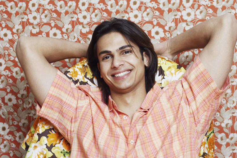 一个人,坐,笑,微笑,露齿笑,横图,室内,白天,正面,壁纸,亚洲,仅一个男性,仅一个人,服装,装饰,注视,休闲装,仅一个年轻男性,衣服,观察,看,休闲,休闲服,服饰,观看,华丽,修饰,点缀,碎花,察看,双手抱头,关注,衬托,美观,雅致,雅观,男人,男性,年轻男性,亚洲人,印度人,墙纸,坐着,半身,彩图