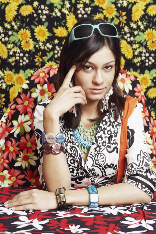 一个人,坐,竖图,室内,白天,正面,壁纸,亚洲,仅一个年轻女性,仅一个女性,仅一个人,撑,戴,服装,装饰,包,墨镜,皮包,眼镜,注视,休闲装,衣服,耳环,手链,太阳镜,太阳眼镜,观察,看,休闲,休闲服,遮阳镜,服饰,观看,华丽,修饰,单肩包,点缀,碎花,察看,撑着,关注,衬托,美观,雅致,雅观,年轻女性,女人,女性,亚洲人,印度人,墙纸,坐着,半身,彩图