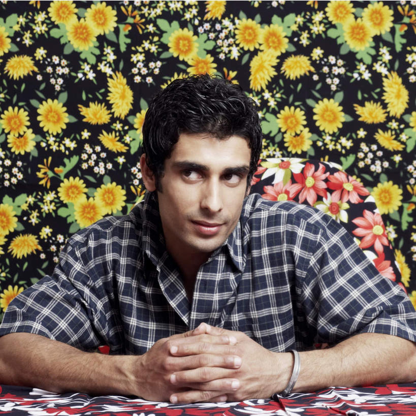 一个人,坐,双手交叉,横图,室内,白天,正面,壁纸,亚洲,仅一个男性,仅一个人,服装,装饰,注视,休闲装,仅一个年轻男性,衣服,观察,看,休闲,休闲服,服饰,观看,华丽,修饰,点缀,碎花,察看,关注,衬托,美观,雅致,雅观,男人,男性,年轻男性,亚洲人,印度人,墙纸,坐着,半身,彩图