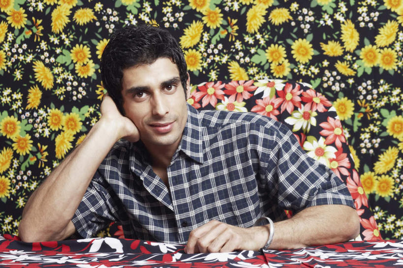 一个人,坐,笑,微笑,横图,室内,白天,正面,壁纸,亚洲,仅一个男性,仅一个人,撑,服装,装饰,注视,休闲装,仅一个年轻男性,衣服,观察,看,休闲,休闲服,服饰,观看,华丽,修饰,点缀,碎花,察看,撑着,关注,衬托,美观,雅致,雅观,男人,男性,年轻男性,亚洲人,印度人,墙纸,坐着,半身,彩图