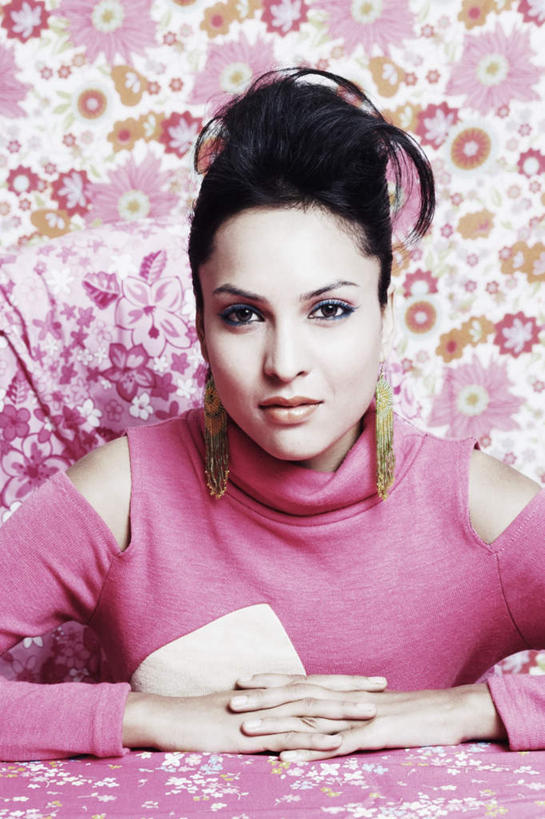 一个人,坐,双手交叉,竖图,室内,白天,正面,壁纸,亚洲,仅一个年轻女性,仅一个女性,仅一个人,服装,装饰,注视,休闲装,衣服,观察,看,休闲,休闲服,服饰,观看,华丽,修饰,点缀,碎花,察看,关注,衬托,美观,雅致,雅观,年轻女性,女人,女性,亚洲人,印度人,墙纸,坐着,半身,彩图