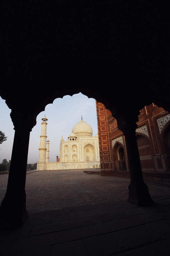 无人,方图,室内,白天,仰视,旅游,度假,名胜古迹,植物,道路,地标,路,公路,泰姬陵,印度,亚洲,阴影,遗迹,光线,影子,柱子,拱门,交通,古迹,文物,娱乐,古建筑,树,树木,蓝色,绿色,蓝天,天空,阳光,自然,天,享受,休闲,旅游胜地,放松,生长,晴朗,成长,陵墓,南亚,古文明,世界文化遗产,万里无云,泰姬.马哈尔陵,伊斯兰建筑,泰姬玛哈,世界七大奇迹,晴空,晴空万里,马路,彩图,低角度拍摄,标志性建筑