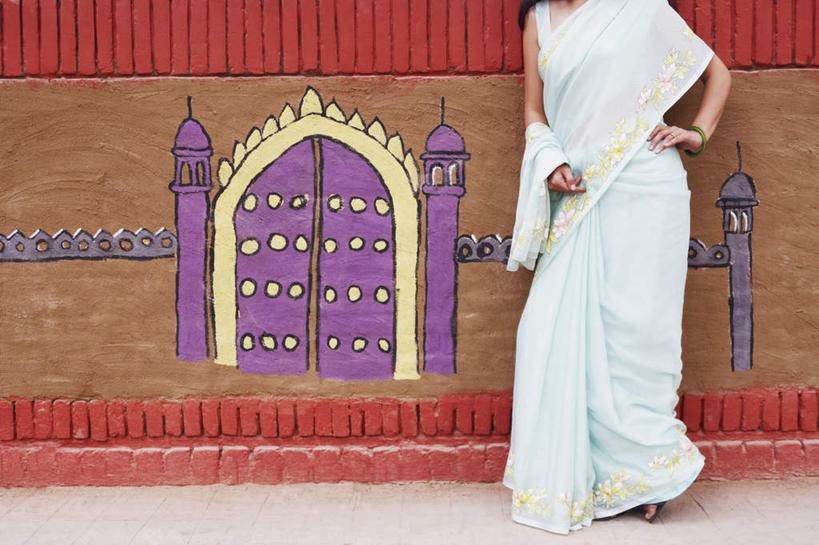 东方人,一个人,站,横图,室外,白天,正面,民族服装,绘画,亚洲,仅一个年轻女性,仅一个女性,仅一个人,艺术,装饰,墙,黄种人,文化,手叉腰,壁画,墙壁,墙面,叉腰,站着,服饰,飘逸,华丽,修饰,点缀,庄重,追求,纱丽,衬托,美观,雅致,雅观,纱丽服,清婉,妍丽,年轻女性,女人,女性,亚洲人,印度人,画画,站立,半身,彩图,传统服装,民俗服,奢华