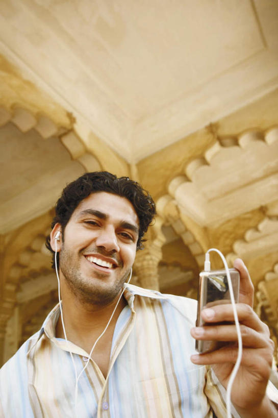 东方人,一个人,笑,微笑,露齿笑,竖图,室外,白天,仰视,旅游,度假,陶醉,快乐,名胜古迹,地标,印度,亚洲,仅一个男性,仅一个人,握,服装,遗迹,音乐,拿,音乐播放器,拿着,休闲装,黄种人,古迹,文物,娱乐,古建筑,仅一个年轻男性,衣服,享受,休闲,休闲服,旅游胜地,放松,握着,服饰,MP3播放器,古文明,阿格拉,北方邦,阿格拉城堡,男人,男性,年轻男性,亚洲人,印度人,半身,彩图,低角度拍摄,播放器,标志性建筑,沉醉