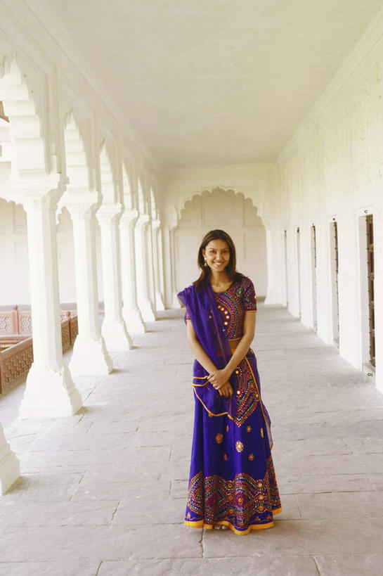 东方人,一个人,站,笑,微笑,露齿笑,竖图,室外,白天,正面,民族服装,旅游,度假,名胜古迹,地标,印度,亚洲,仅一个年轻女性,仅一个女性,仅一个人,遗迹,注视,黄种人,古迹,文物,娱乐,古建筑,观察,看,站着,享受,休闲,旅游胜地,放松,服饰,观看,飘逸,察看,庄重,关注,追求,古文明,纱丽,阿格拉,北方邦,雅致,纱丽服,清婉,妍丽,阿格拉城堡,年轻女性,女人,女性,亚洲人,印度人,站立,彩图,全身,传统服装,民俗服,标志性建筑,奢华