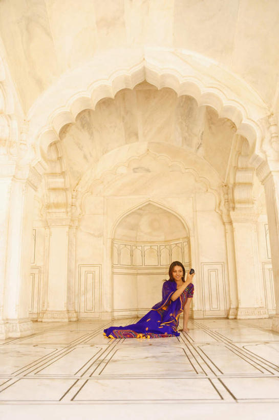 东方人,一个人,坐,竖图,室外,白天,正面,民族服装,旅游,度假,名胜古迹,地标,印度,亚洲,仅一个年轻女性,仅一个女性,仅一个人,握,遗迹,拿,拿着,注视,黄种人,古迹,文物,娱乐,古建筑,化妆镜,观察,看,享受,休闲,旅游胜地,放松,握着,服饰,观看,飘逸,察看,庄重,关注,追求,古文明,纱丽,阿格拉,北方邦,雅致,纱丽服,清婉,妍丽,阿格拉城堡,年轻女性,女人,女性,亚洲人,印度人,坐着,彩图,全身,传统服装,民俗服,标志性建筑,奢华