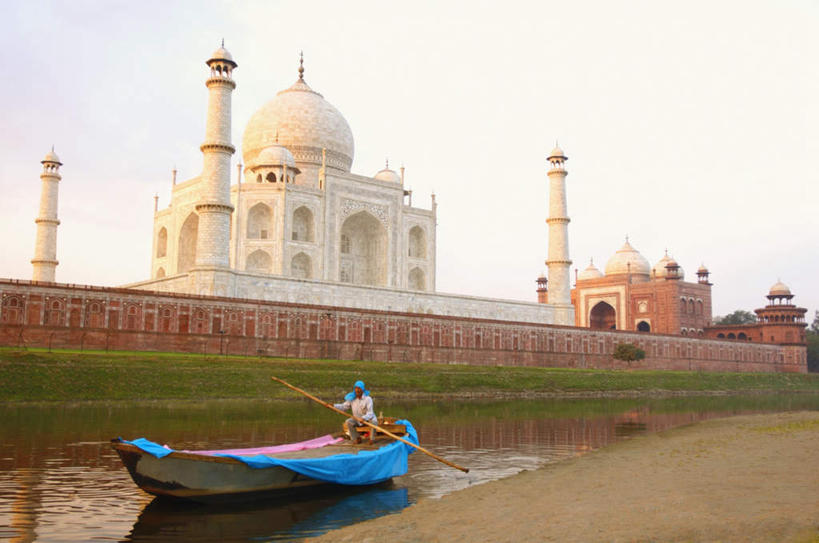一个人,横图,室外,白天,正面,旅游,度假,河流,名胜古迹,水,地标,船,泰姬陵,印度,亚洲,仅一个男性,仅一个人,船夫,遗迹,河水,水流,古迹,文物,娱乐,古建筑,仅一个年轻男性,倒影,蓝天,天空,天,享受,休闲,旅游胜地,放松,陵墓,小舟,南亚,古文明,世界文化遗产,泰姬.马哈尔陵,伊斯兰建筑,泰姬玛哈,世界七大奇迹,男人,男性,年轻男性,亚洲人,印度人,彩图,全身,标志性建筑