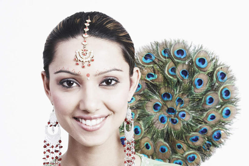 脸,头,脸颊,脖子,一个人,站,笑,微笑,露齿笑,横图,室内,特写,白天,白色背景,正面,孔雀,羽毛,亚洲,仅一个年轻女性,仅一个女性,仅一个人,尾巴,头饰,注视,肩膀,耳环,观察,看,站着,摄影,开屏,影棚,观看,察看,关注,年轻女性,女人,女性,亚洲人,印度人,头部,脖,颈,颈部,脸部,脸蛋,面部,站立,半身,彩图,影棚拍摄,拍摄