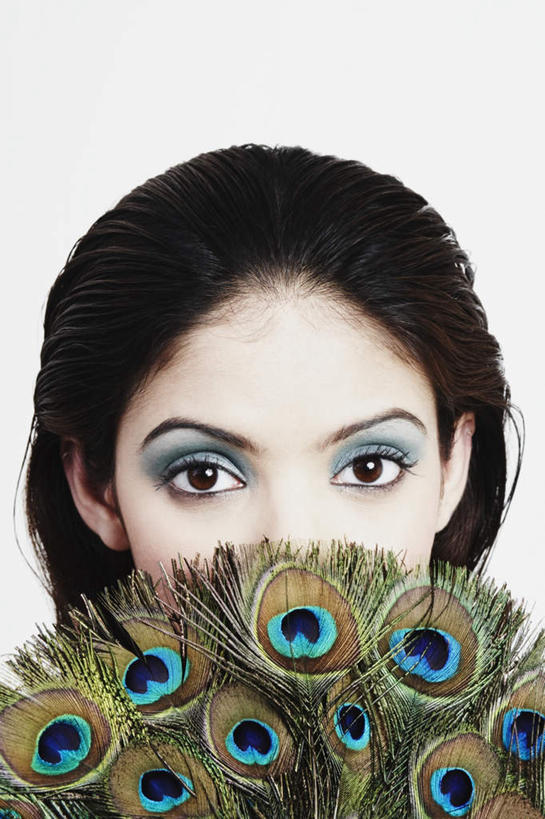 脸,头,脸颊,一个人,站,竖图,室内,特写,白天,白色背景,正面,化妆,美容,孔雀,羽毛,亚洲,仅一个年轻女性,仅一个女性,仅一个人,护肤,尾巴,注视,观察,看,站着,保养,享受,休闲,眼影,放松,遮,遮掩,保健,摄影,开屏,影棚,观看,察看,掩盖,遮挡,关注,遮盖,养颜,掩饰,年轻女性,女人,女性,亚洲人,印度人,头部,脸部,脸蛋,面部,站立,半身,彩图,影棚拍摄,拍摄