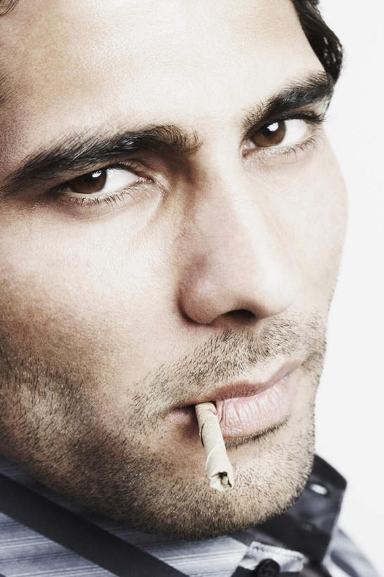 脸,头,脸颊,一个人,站,竖图,室内,特写,白天,白色背景,正面,衬衫,香烟,亚洲,仅一个男性,仅一个人,领带,注视,肩膀,仅一个年轻男性,观察,看,站着,烟,摄影,影棚,观看,含着,察看,关注,叼着,男人,男性,年轻男性,亚洲人,印度人,头部,脸部,脸蛋,面部,卷烟,烟草,纸烟,站立,半身,彩图,影棚拍摄,衬衣,拍摄