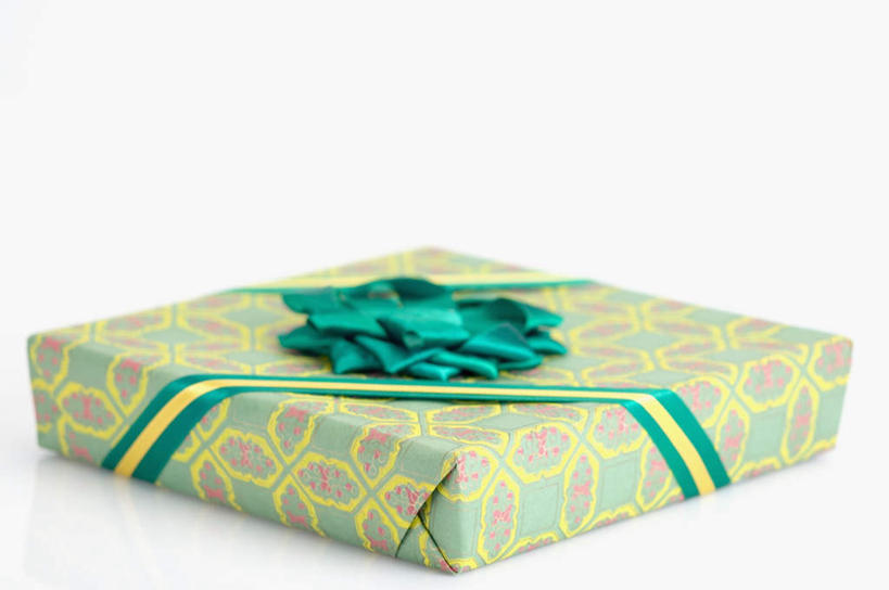 无人,横图,俯视,室内,特写,白天,白色背景,静物,礼盒,礼物,装饰,丝绸,丝带,纸盒,缎带,绸带,盒子,一个,包装盒,礼品盒,摄影,礼品,装饰花,影棚,单个,华丽,修饰,点缀,衬托,美观,雅致,雅观,彩图,高角度拍摄,影棚拍摄,拍摄