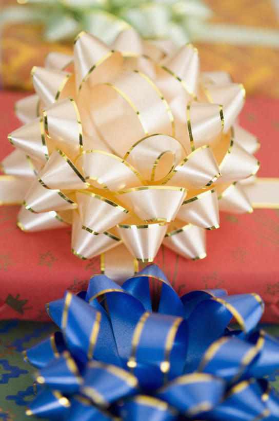 无人,竖图,俯视,彩色,室内,特写,白天,白色背景,静物,礼盒,礼物,堆叠,装饰,丝绸,丝带,纸盒,缎带,绸带,盒子,包装盒,礼品盒,摄影,礼品,装饰花,影棚,堆,华丽,修饰,点缀,衬托,美观,雅致,雅观,彩图,高角度拍摄,影棚拍摄,拍摄