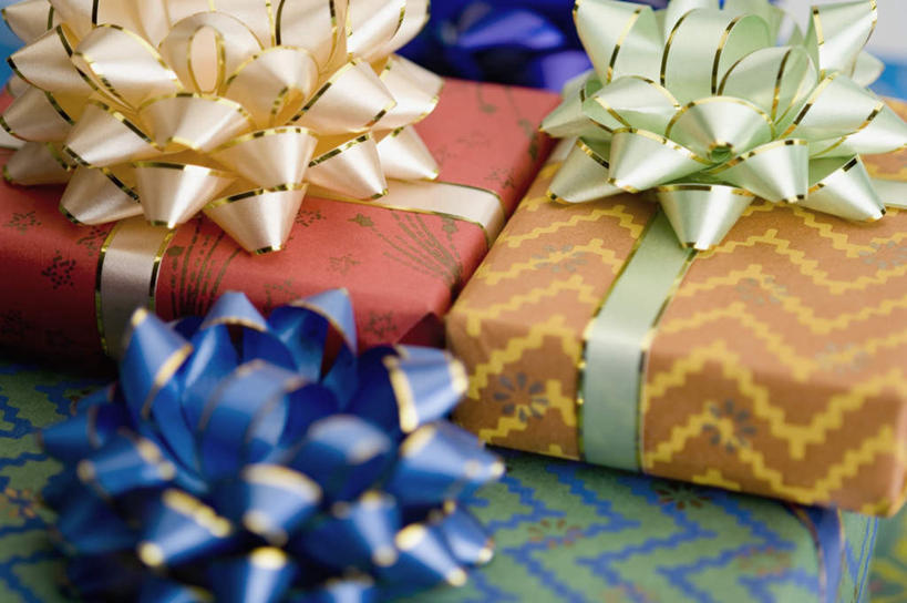 无人,横图,俯视,彩色,室内,特写,白天,白色背景,静物,礼盒,礼物,堆叠,装饰,丝绸,丝带,纸盒,缎带,绸带,盒子,包装盒,礼品盒,摄影,礼品,装饰花,影棚,堆,华丽,修饰,点缀,衬托,美观,雅致,雅观,彩图,高角度拍摄,影棚拍摄,拍摄