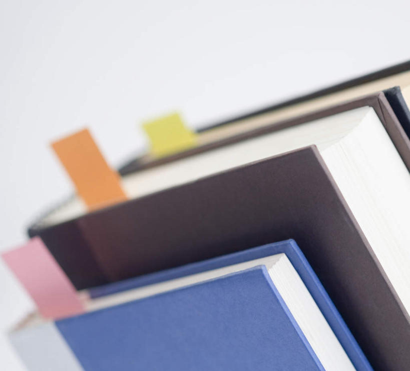 无人,横图,室内,特写,白天,白色背景,正面,静物,书籍,堆叠,书签,三本,摄影,影棚,堆,书,图书,彩图,影棚拍摄,拍摄