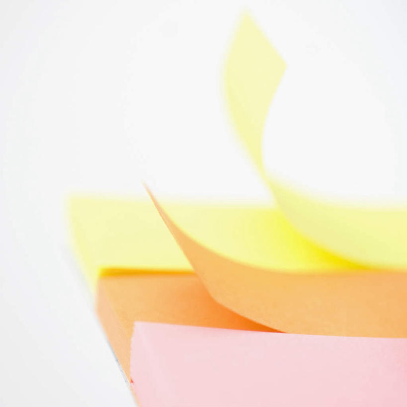 无人,横图,俯视,室内,特写,白天,白色背景,静物,阴影,朦胧,模糊,反射,粘性,影子,办公用品,便利贴,便签,文具,粉色,黄色,橙色,摄影,影棚,办公设备,文具用品,记事,快捷,文化工具,方便,N次贴,便条贴,告诉贴,即时贴,彩图,高角度拍摄,影棚拍摄,拍摄