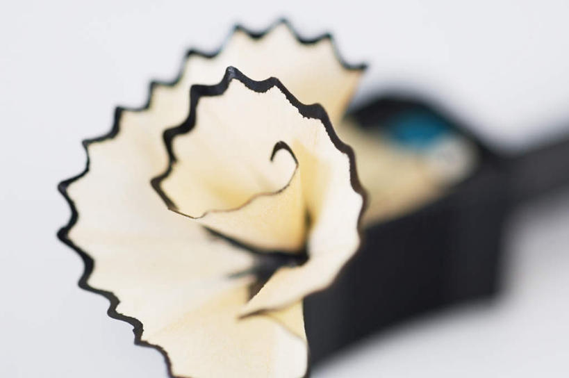 无人,竖图,俯视,室内,特写,白天,白色背景,静物,朦胧,模糊,木制,笔,木屑,塑料,办公用品,文具,木制品,铅笔,塑料制品,学习用品,摄影,影棚,文具用品,一支,笔屑,卷笔刀,用具,碎屑,铅笔屑,彩图,高角度拍摄,影棚拍摄,拍摄