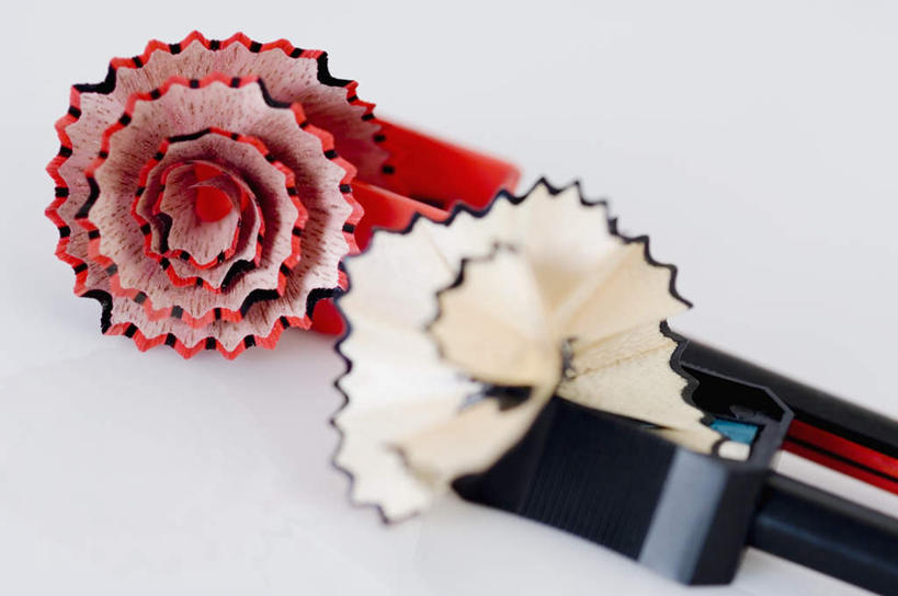 无人,竖图,俯视,室内,特写,白天,白色背景,静物,木制,笔,木屑,塑料,办公用品,文具,木制品,铅笔,塑料制品,学习用品,摄影,影棚,文具用品,笔屑,卷笔刀,用具,碎屑,铅笔屑,彩图,高角度拍摄,影棚拍摄,拍摄