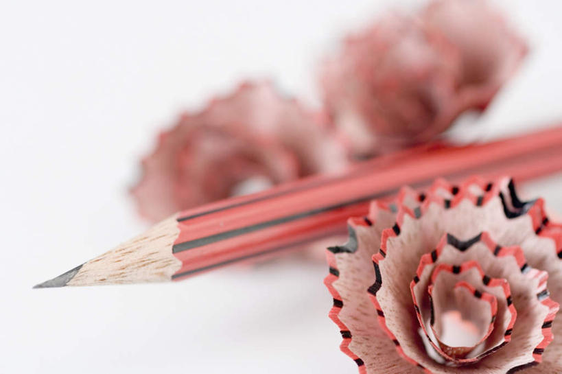 无人,竖图,俯视,室内,特写,白天,白色背景,静物,朦胧,模糊,木制,笔,木屑,塑料,办公用品,文具,木制品,铅笔,塑料制品,学习用品,摄影,影棚,文具用品,一支,笔屑,卷笔刀,用具,碎屑,铅笔屑,彩图,高角度拍摄,影棚拍摄,拍摄