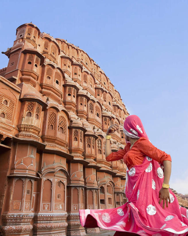 一个人,站,竖图,室外,白天,仰视,民族服装,旅游,度假,跳舞,名胜古迹,标志建筑,地标,建筑,印度,亚洲,仅一个年轻女性,仅一个女性,仅一个人,阴影,遗迹,光线,影子,注视,古迹,文物,娱乐,建设,古建筑,蓝色,蓝天,天空,阳光,天,观察,看,站着,享受,休闲,旅游胜地,放松,晴朗,观看,察看,关注,南亚,舞姿,古文明,万里无云,首府,拉贾斯坦邦,拉贾斯坦,印度共和国,风宫,红粉之城,斋普尔,风之宫殿,年轻女性,女人,女性,亚洲人,印度人,晴空,晴空万里,半身,彩图,低角度拍摄,传统服装,民俗服,舞蹈