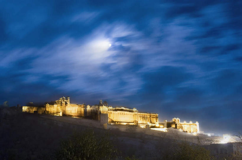 无人,横图,室外,夜晚,正面,旅游,度假,名胜古迹,标志建筑,地标,建筑,印度,亚洲,阴影,遗迹,光线,影子,云,云朵,灯光,云彩,古迹,文物,娱乐,建设,古建筑,灯,白云,蓝天,天空,灯具,天,享受,休闲,旅游胜地,放松,照明设备,南亚,古文明,首府,拉贾斯坦邦,拉贾斯坦,印度共和国,琥珀堡,红粉之城,斋普尔,彩图