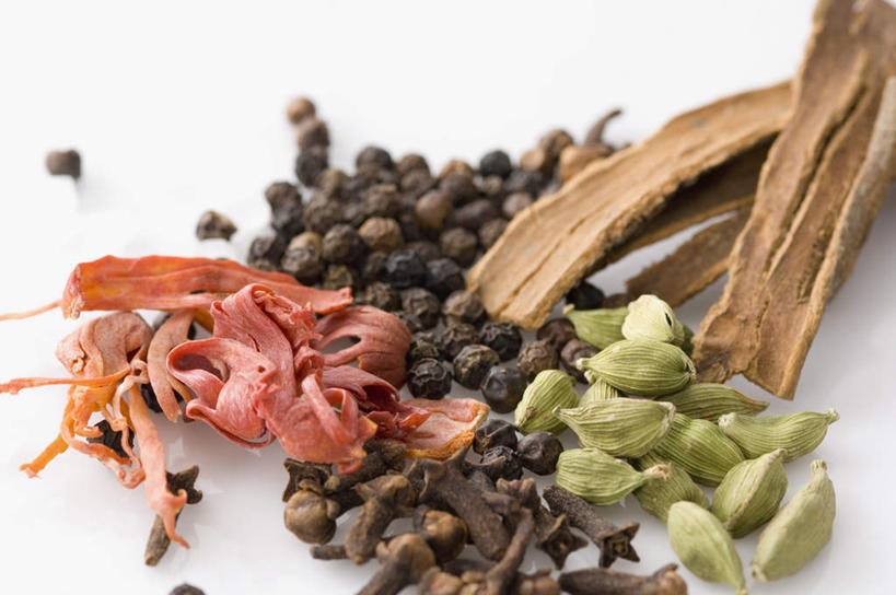 无人,横图,俯视,室内,特写,白天,白色背景,植物,一堆,许多,阴影,堆叠,堆积,反射,影子,调料,调味,香料,佐料,草药,药草,黑胡椒,肉桂,调味品,调味料,中药,摄影,影棚,堆,小豆蔻,配料,药材,中草药,光辉,桂皮,中药材,本草,作料,官桂,牡桂,筒桂,香桂,玉桂,初恋,愁绪,愁怨,华北紫丁香,龙梢子,消食,三角豆蔻,印度豆蔻,丁香,紫丁香,胡椒,彩图,高角度拍摄,影棚拍摄,拍摄