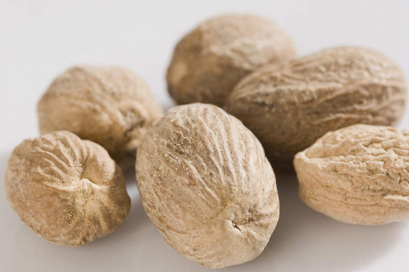 无人,横图,俯视,室内,特写,白天,白色背景,植物,许多,阴影,朦胧,模糊,反射,影子,香料,草药,药草,中药,排列,摄影,影棚,肉豆蔻,药材,中草药,肉蔻,肉果,玉果,中药材,本草,摆列,消食,彩图,高角度拍摄,影棚拍摄,拍摄,布列,分列