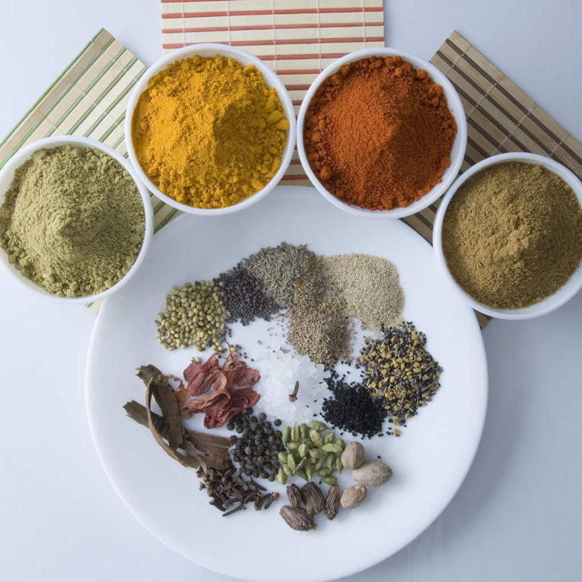无人,横图,俯视,室内,特写,白天,白色背景,植物,辣椒,餐具,一堆,许多,堆叠,堆积,碟子,粉末,盘,陶瓷,香菜,调料,调味,香料,佐料,草药,药草,陶瓷制品,黑胡椒,调味品,调味料,中药,盘子,碟,碗,四个,粉,摄影,影棚,堆,葛缕子,葛缕子籽,核仁,肉豆蔻,小豆蔻,小茴香,孜然,配料,药材,中草药,莳萝,辣角,红海椒,大椒,辣虎,广椒,肉蔻,肉果,玉果,中药材,本草,胡芦巴,作料,粉状,消食,孜然芹,辣子,胡椒,红辣椒,海椒,番椒,彩图,高角度拍摄,影棚拍摄,拍摄