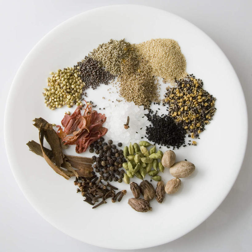 无人,横图,俯视,室内,特写,白天,白色背景,植物,餐具,一堆,许多,堆叠,堆积,碟子,粉末,盘,陶瓷,香菜,调料,调味,香料,佐料,草药,药草,陶瓷制品,黑胡椒,调味品,调味料,中药,一个,盘子,碟,碗,粉,摄影,影棚,单个,堆,葛缕子,葛缕子籽,核仁,肉豆蔻,小豆蔻,小茴香,孜然,配料,药材,中草药,莳萝,肉蔻,肉果,玉果,中药材,本草,胡芦巴,作料,粉状,消食,孜然芹,胡椒,彩图,高角度拍摄,影棚拍摄,拍摄