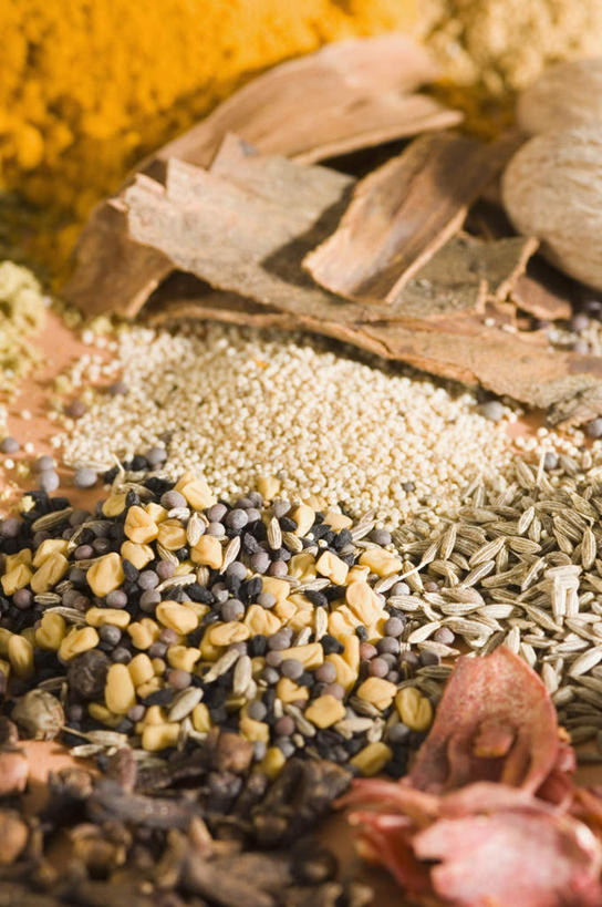 无人,竖图,俯视,室内,特写,白天,植物,辣椒,餐具,一堆,阴影,堆叠,堆积,反射,碟子,粉末,木勺,盘,影子,勺子,陶瓷,香菜,香料,草药,药草,陶瓷制品,肉桂,中药,一个,盘子,调羹,碟,汤匙,碗,摄影,影棚,单个,堆,葛缕子,葛缕子籽,核仁,肉豆蔻,小豆蔻,小茴香,孜然,药材,中草药,桂皮,莳萝,辣角,红海椒,大椒,辣虎,广椒,肉蔻,肉果,玉果,中药材,本草,胡芦巴,官桂,牡桂,筒桂,香桂,玉桂,消食,孜然芹,辣子,红辣椒,海椒,番椒,彩图,高角度拍摄,影棚拍摄,拍摄