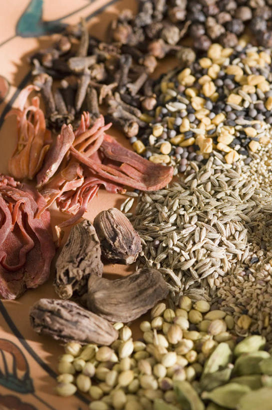 无人,竖图,俯视,室内,特写,白天,植物,辣椒,餐具,一堆,阴影,堆叠,堆积,反射,碟子,粉末,木勺,盘,影子,勺子,陶瓷,香菜,香料,草药,药草,陶瓷制品,肉桂,中药,一个,盘子,调羹,碟,汤匙,碗,摄影,影棚,单个,堆,葛缕子,葛缕子籽,核仁,肉豆蔻,小豆蔻,小茴香,孜然,药材,中草药,桂皮,莳萝,辣角,红海椒,大椒,辣虎,广椒,肉蔻,肉果,玉果,中药材,本草,胡芦巴,官桂,牡桂,筒桂,香桂,玉桂,消食,孜然芹,辣子,红辣椒,海椒,番椒,彩图,高角度拍摄,影棚拍摄,拍摄